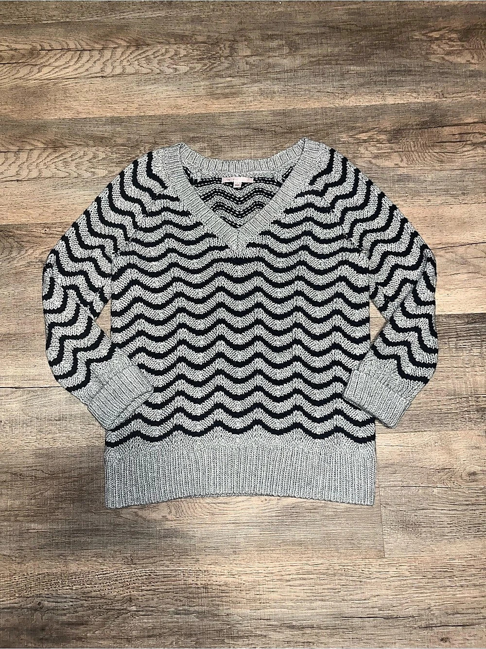 Gap Chevron Stripe V-Neck Wool Blend Sweater size Medium